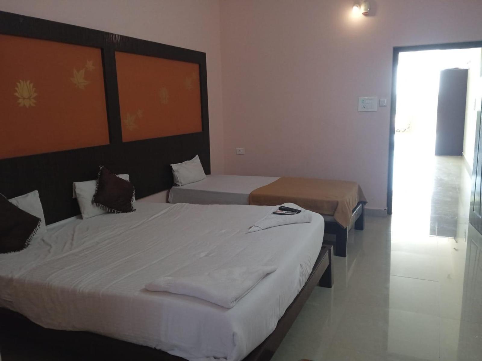 Grand Jp Inn Near 2 Km From Gundlupet Bus Stand Exterior foto