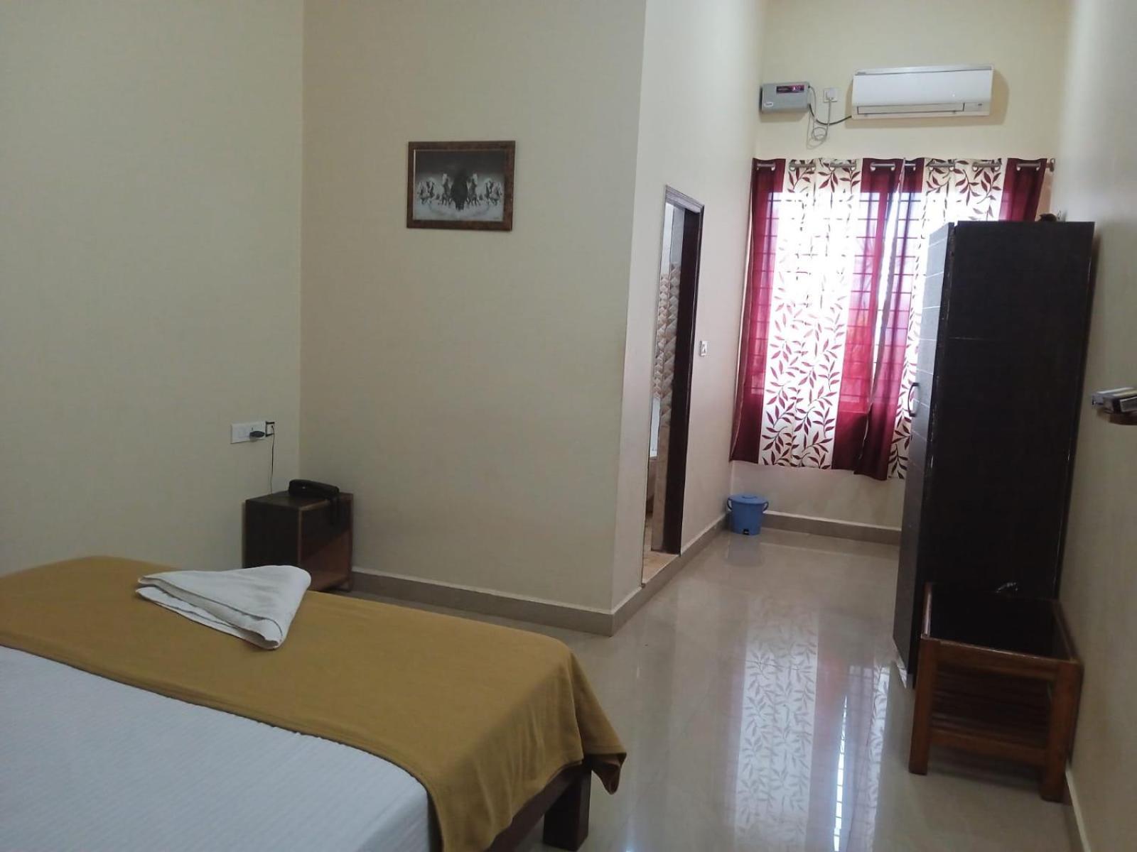 Grand Jp Inn Near 2 Km From Gundlupet Bus Stand Exterior foto